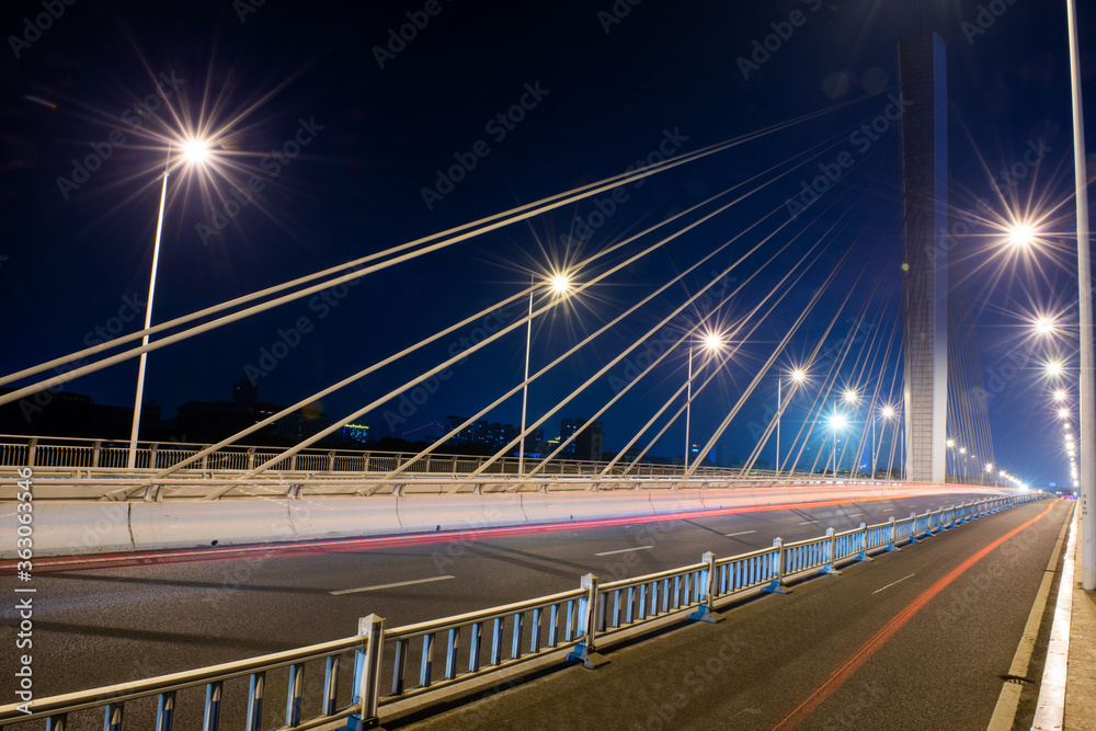 Fototapeta premium W nocy stalowy most stalowy stalowy