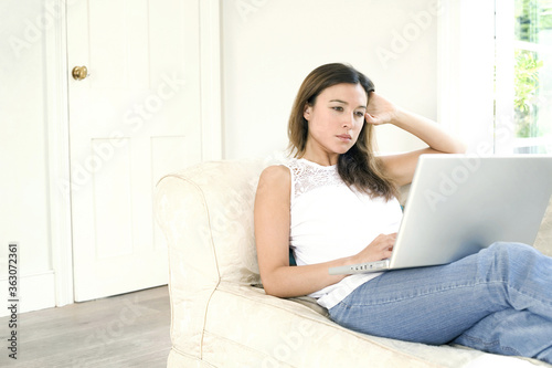 Quadro su tela Woman using the laptop
