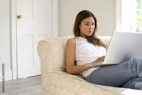Quadro su tela Woman using the laptop