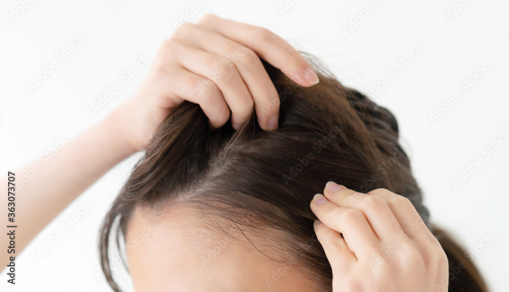 Naklejka premium 髪の毛・分け目・生え際・女性