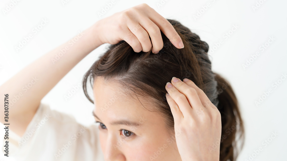 Fototapeta premium 髪の毛・分け目・生え際・女性