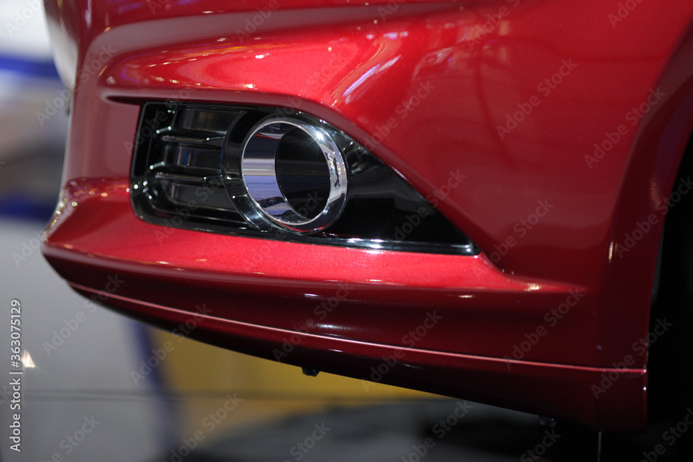 Obraz premium Detalhes de um automóvel exposto no salão do automóvel