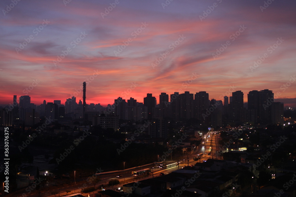 Céu colorido no fim da tarde na cidade de são paulo