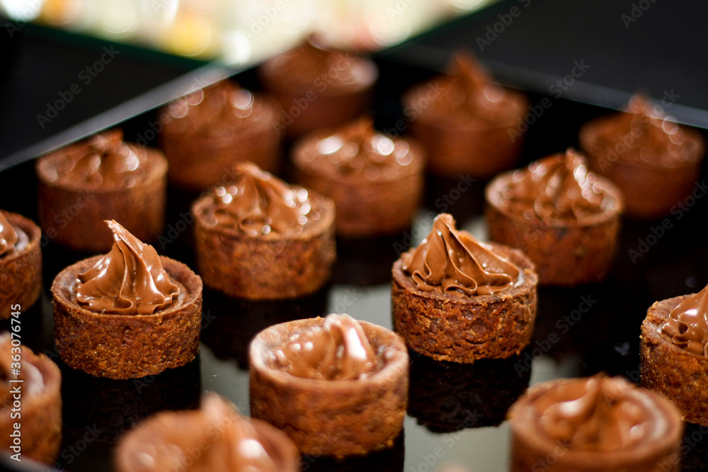 Delicado bolo de chocolate com caramelho e cobertura de creve de avelã
