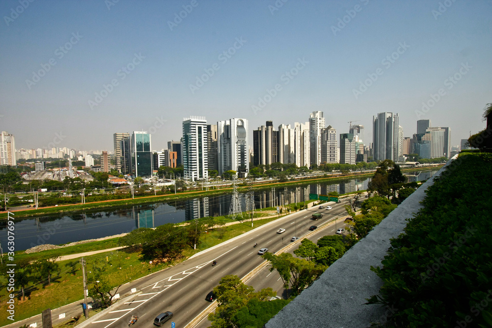 Fototapeta premium Vista do Rio Pinheiros e parte da Marginal Pinheiros, no sentido Interlagos, em São Paulo.