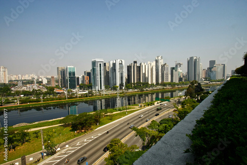Vista do Rio Pinheiros e parte da Marginal Pinheiros, no sentido Interlagos, em São Paulo.