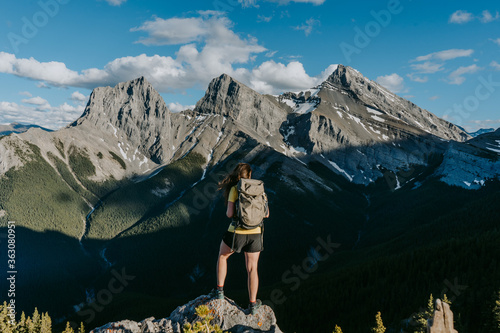 Canvastavla Hiker woman overlooking beautiful mountain scenery of the iconic Three Sisters a