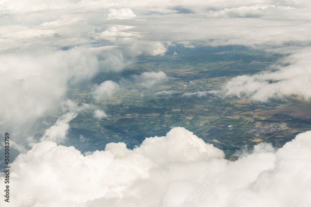 vista aérea entre nubes de un pueblo campesino 