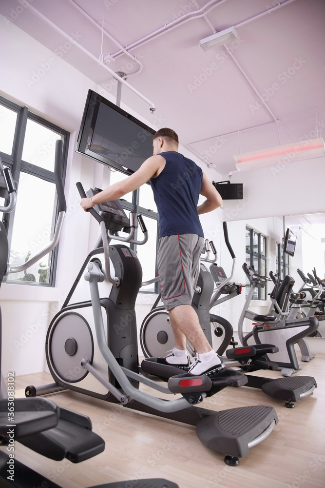 Obraz premium Man exercising on exercise bike
