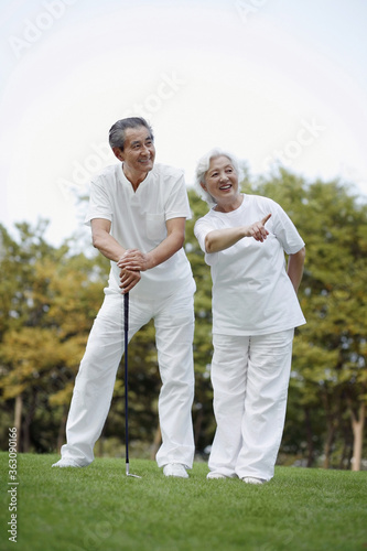 Senior couple playing golf © ImageHit