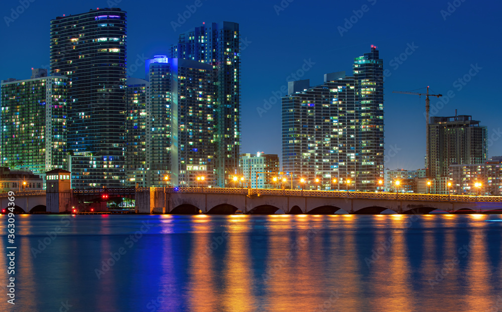 Obraz premium Miami night downtown. Miami City Skyline viewed from Biscayne Bay.