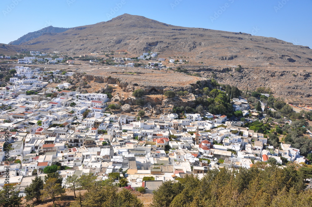 Blick über die Häuser der Stadt Lindos auf der griechischen Insel Rhodos