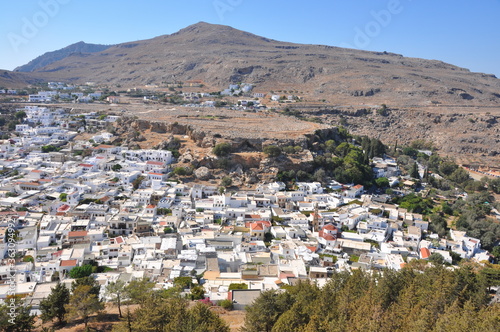 Blick über die Häuser der Stadt Lindos auf der griechischen Insel Rhodos