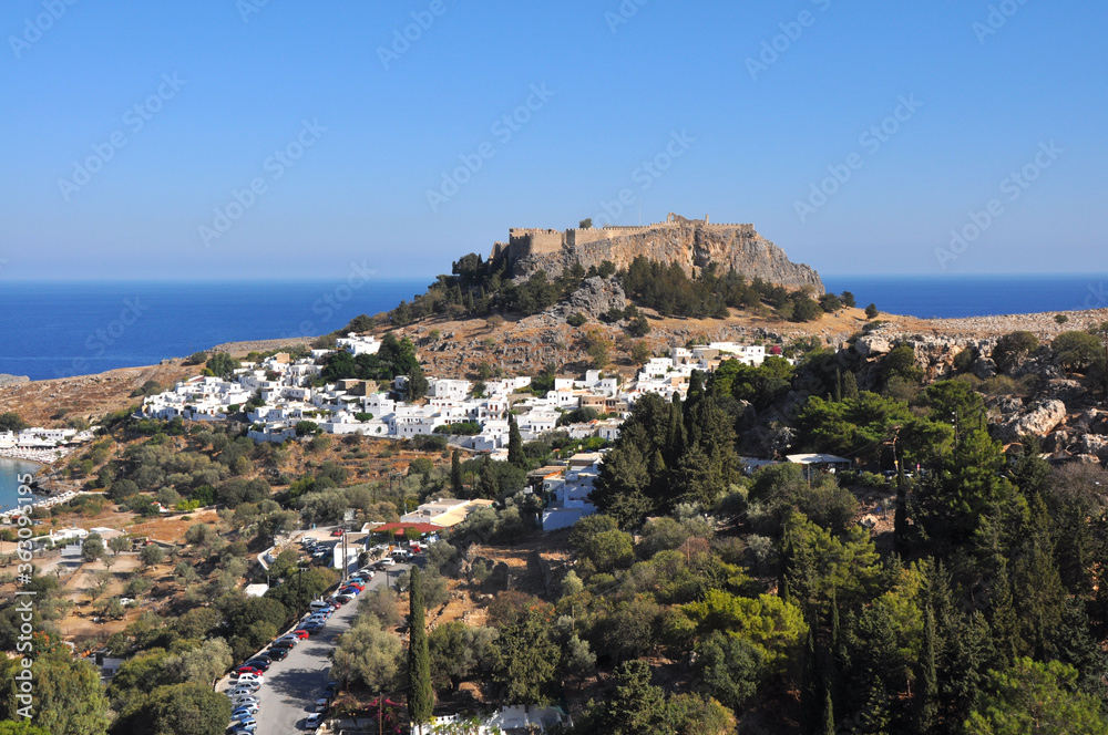 Blick zur Festung und Akropolis der Stadt Lindos auf der griechischen Insel Rhodos