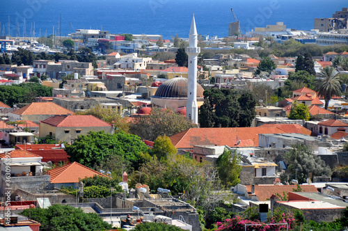 Blick über die Altstadt von Rhodos auf der griechischen Insel mit Minarett