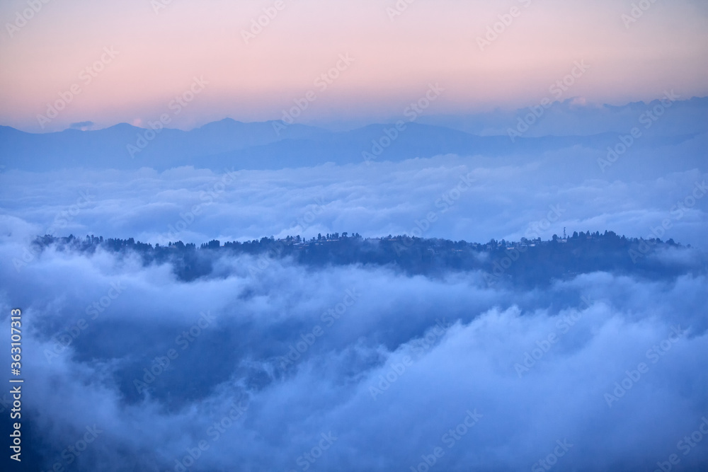 Obraz premium Kangchenjunga mountain range. view from Tiger Hill, Darjeeling, west bengal, India.