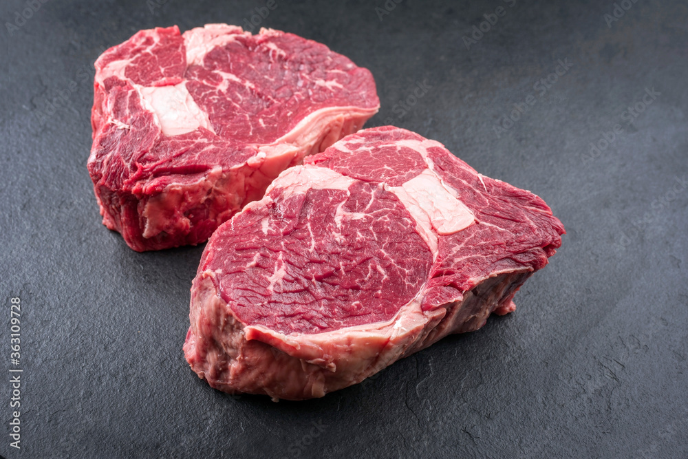 Rohres dry aged Wagyu Rib-Eye Beef Steak angeboten als close-up auf schwarzen Hintergrund mit Textfreiraum als Design Element