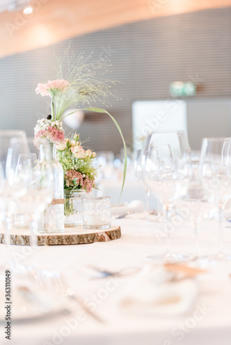 Fotografie wonderfully laid festive table with decorative elements