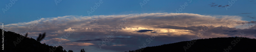 Panorama-Blick von Wolken Formation im Untergehenden Sonnenlicht Panorama-Blick von Wolken Formation im Untergehenden Sonnenlicht