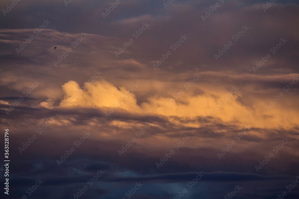 Wolken Formation im Untergehenden Sonnenlicht