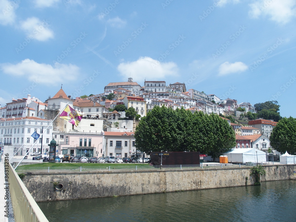 Blick auf die Stadt Coimbra Portugal von der Ponte de Santa Clara
