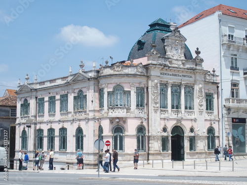 Historisches Gebäude der Banco do Portugal am Largo da Portagem in Coimbra Portugal