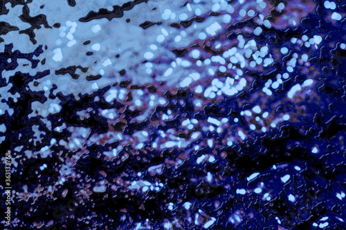 Superficie del mar azul oscuro vista desde debajo del agua. Fondo abstracto de las olas bajo el agua y los rayos del sol brillando a través del agua. Ilustración 3D.