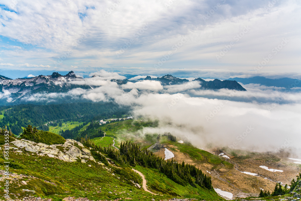 Obraz premium The panorama point at Mount Rainier National Park, with cloud covering the mountains.