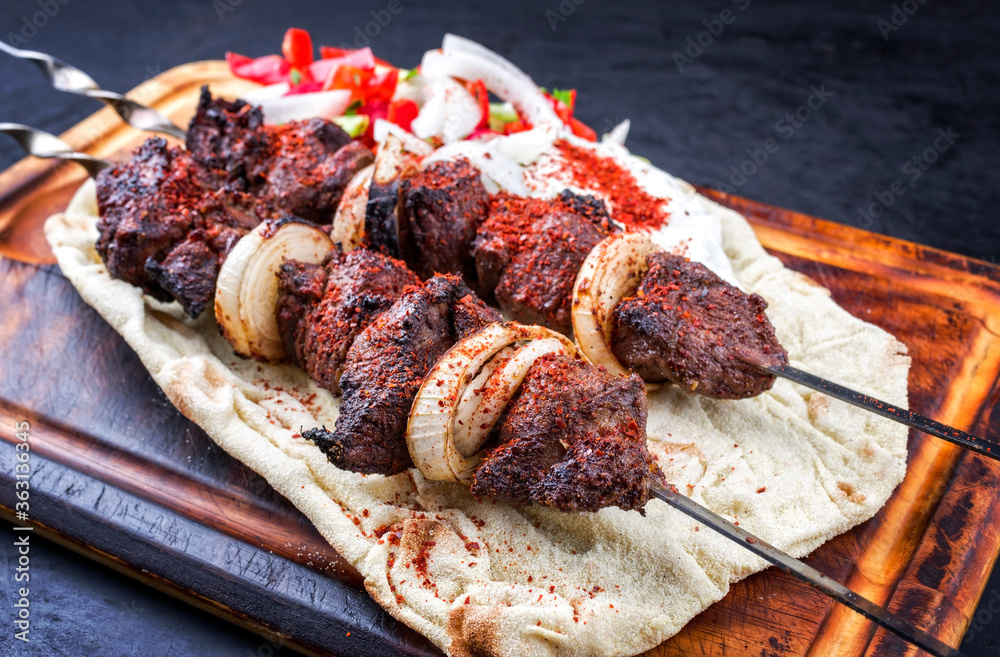 Φωτογραφία Traditionelle griechische Souvlaki Lamm Grillspieße mit Paprika, Pita Brot und Z