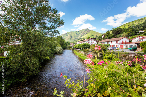 Paysage du Pays Basque du côté d’Espelette en France, petit village typique basque de la province du Labourd  photo