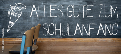 SCHULSTART Hintergrund Banner - Alte rustikale Schultafel und Holzstühlen auf Holztisch, mit den Worten, ALLES GUTE ZUM SCHULANFANG und Schultüten Zeichnung photo