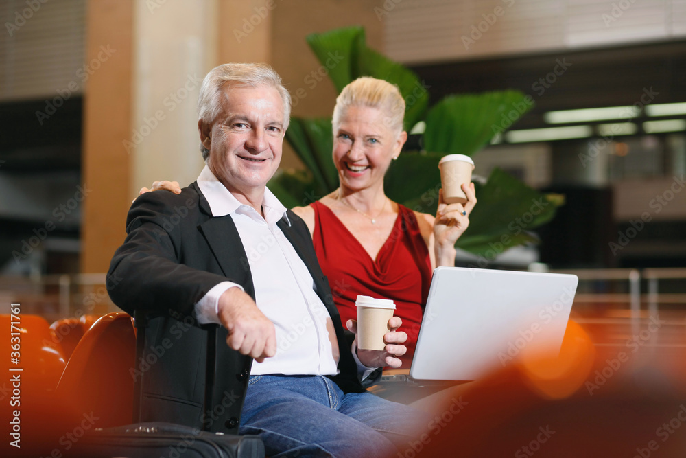 Φωτογραφία Businessman and businesswoman enjoying coffee in airport lounge