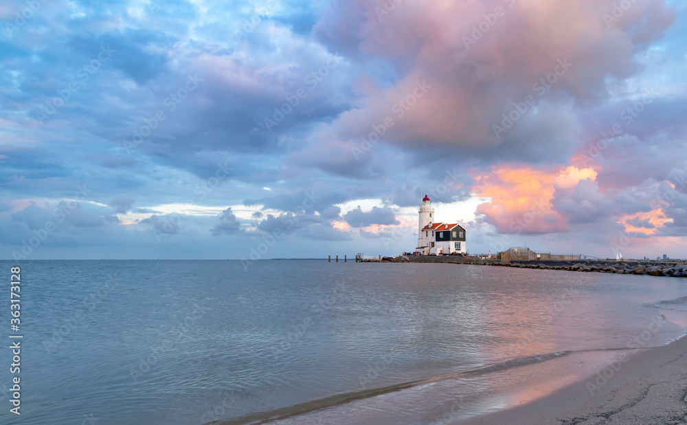 Malownicza latarnia morska w Marken (The Hors of Marken), położona na półwyspie nad jeziorem Marken w Holandii Północnej.