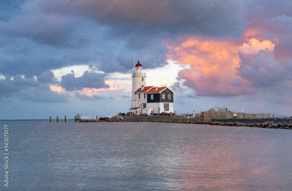 Malownicza latarnia morska w Marken (The Hors of Marken), położona na półwyspie nad jeziorem Marken w Holandii Północnej.