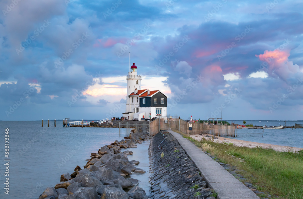 Malownicza latarnia morska w Marken (The Hors of Marken), położona na półwyspie nad jeziorem Marken w Holandii Północnej.
