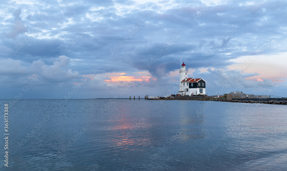 Malownicza latarnia morska w Marken (The Hors of Marken), położona na półwyspie nad jeziorem Marken w Holandii Północnej. - obrazy, fototapety, plakaty 