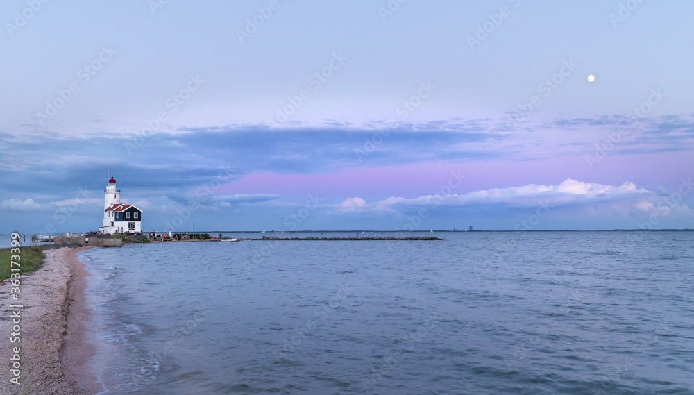 Malownicza latarnia morska w Marken (The Hors of Marken), położona na półwyspie nad jeziorem Marken w Holandii Północnej.