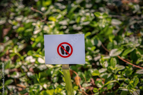 Weisses Schild mit 2 Füßen "Betreten verboten"