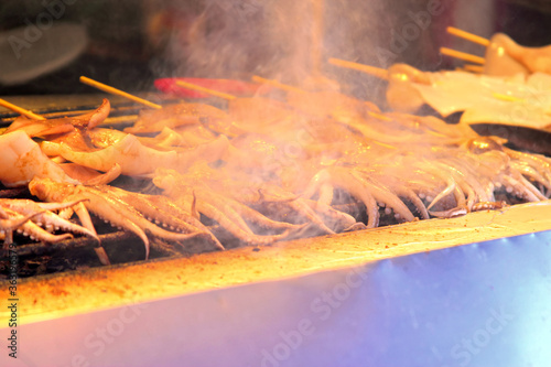 台湾の屋台のイカの炭火焼き Squid BBQ in night market in Taiwan