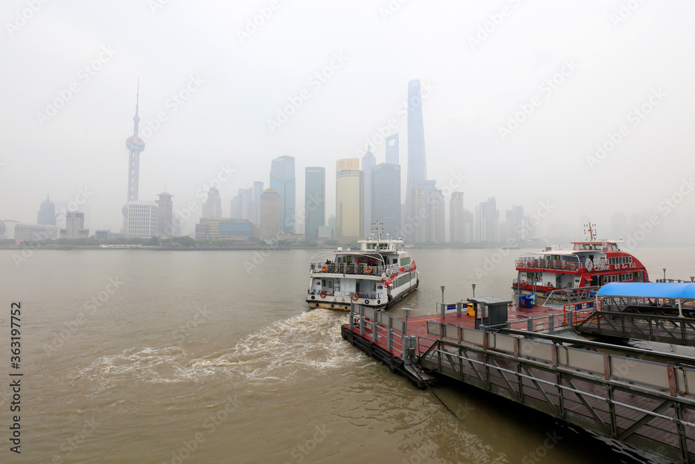 Naklejka premium Shanghai Bund in Haze, Shanghai City, China