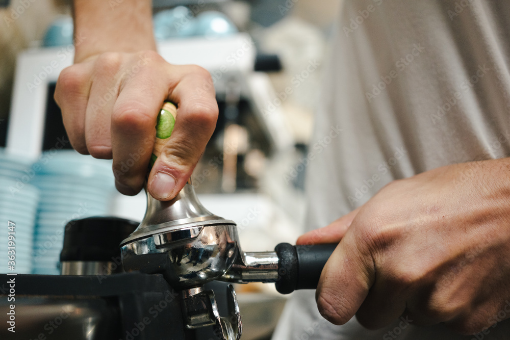 barista preparando el café en el portafiltros barista preparando el café en el portafiltros