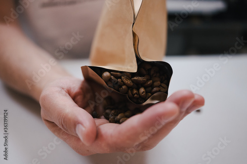 granos de café en mano del cafetero photo