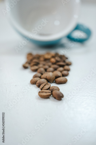 semillas aisladas de café dentro de taza 