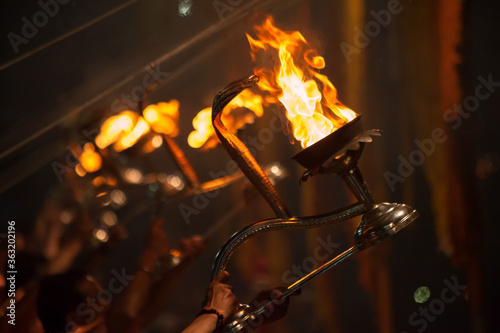 Canvas Print Hindu priests perform an worship, Varanasi.