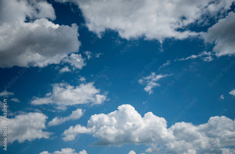 Naklejka premium beautiful summer sky with white clouds