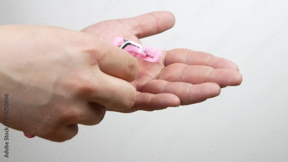 Replacement of the razor on the machine.The blade lies on the hand. Replacement of the razor on the machine.The blade lies on the hand.