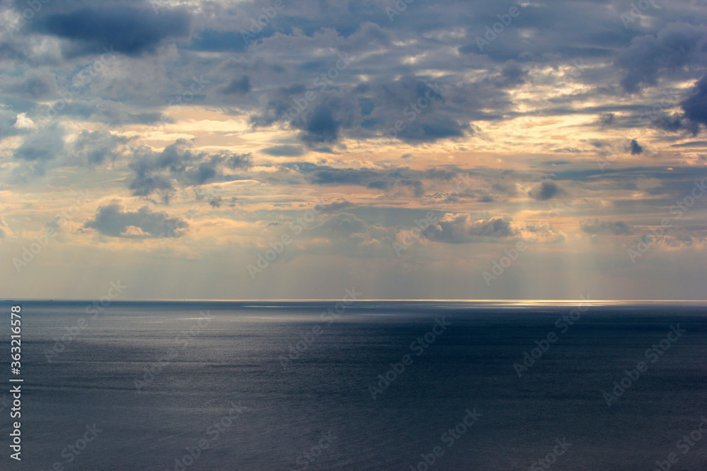 Obraz premium Cloudy sky over the sea horizon