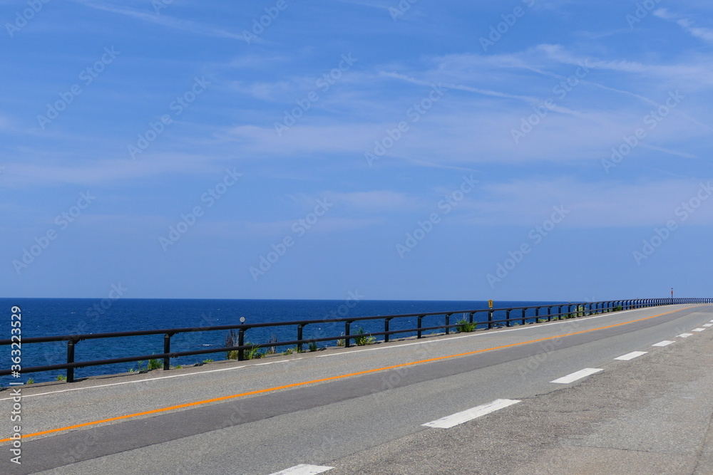 日本海と国道7号線。村上、新潟、日本。８月上旬。