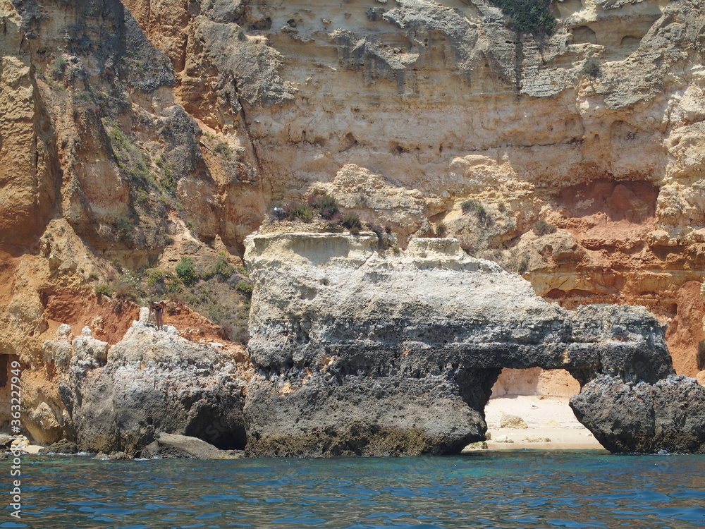 Der wohl schönste Teil des Felsalgarve liegt in der nähe von Lagos Portugal. Bei einer morgentlichen (dann sind die Lichtverhältnisse besonders gut) Bootsfahrt kann man Höhlen und Strände entdecken.