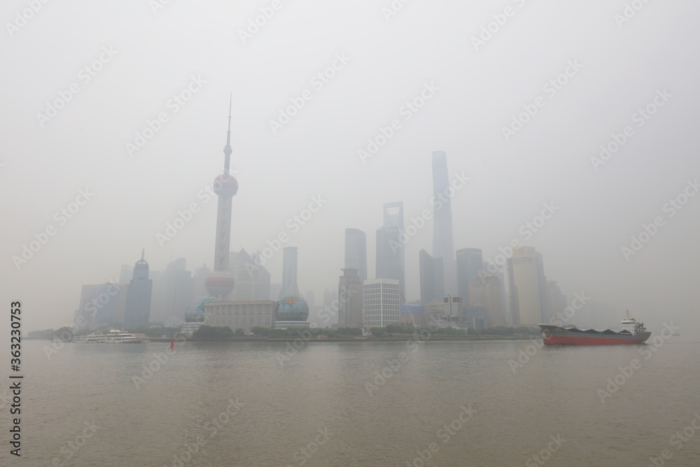 Fototapeta premium Shanghai Bund w Haze, Szanghaj, Chiny